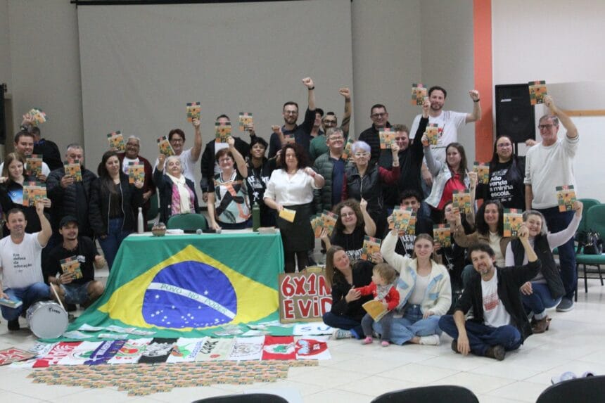 Livro lançado em Francisco Beltrão (PR) apresenta trabalhos com a juventude e projeta ações