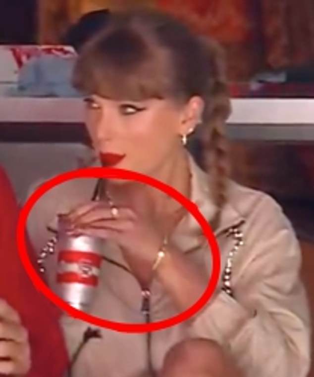 No pulso esquerdo, Swift tinha em uma bracelete 'TNT' de diamante brilhante - abreviação de 'Travis e Taylor' - que Kelce tinha famosa feita sob medida para ela. Ela também teve um anel duplo 'T' que ela comprou em 2024