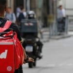iFood e startup que aluga motos anunciam desconto para entregadores