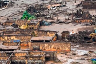 Pescadores atingidos por queda de barragem do Fundão recebem benefício