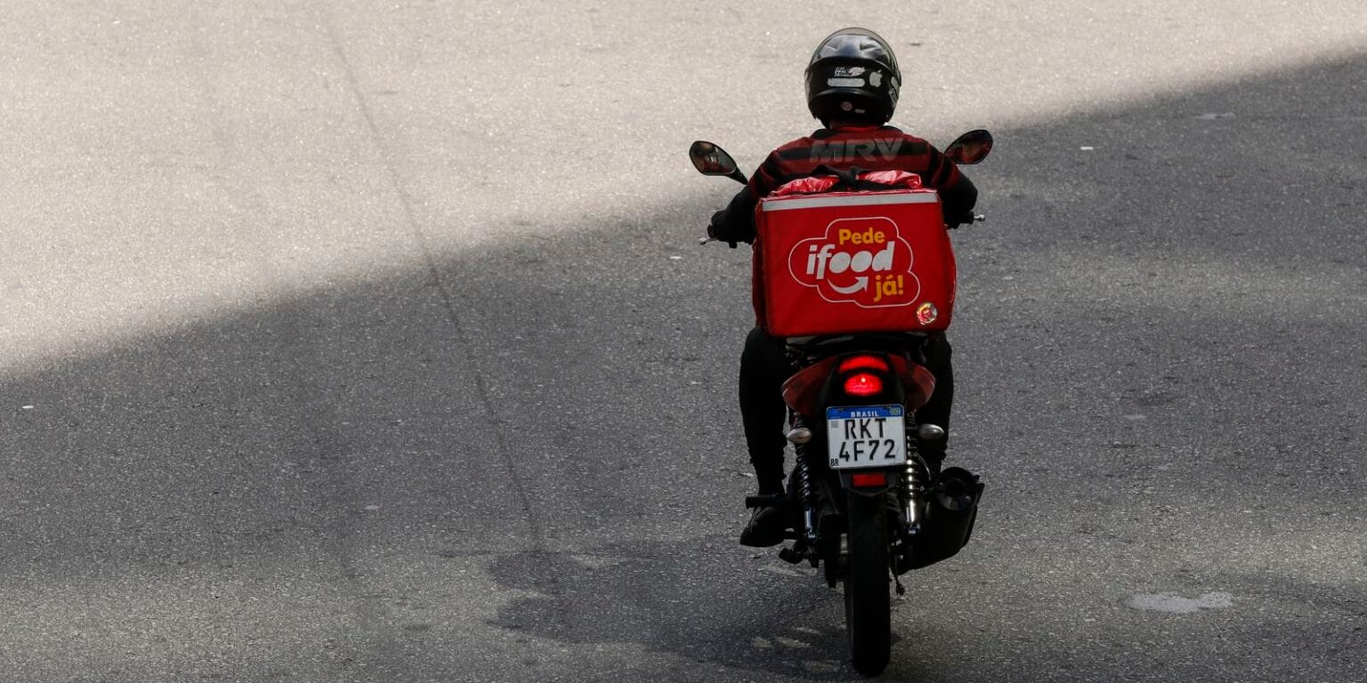 Policial penal que atirou em entregador é preso e afastado no Rio