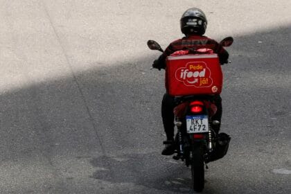 Policial penal que atirou em entregador é preso e afastado no Rio