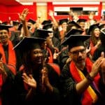 Formandos da Universidade das Quebradas celebram periferia na ABL