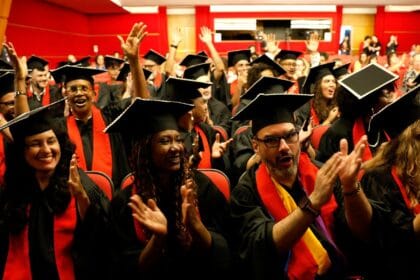 Formandos da Universidade das Quebradas celebram periferia na ABL