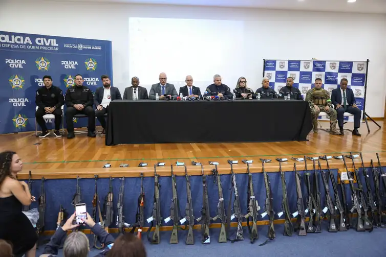 Tomaz Silva/Agência Brasil Rio de Janeiro (RJ), 26/10/2025 – Mesa com autoridades do Estado do Rio de Janeiro durante coletiva de imprensa sobre a Operação Contenção na Cidade da Polícia, no Rio de Janeiro. Foto: Tomaz Silva/Agência Brasil