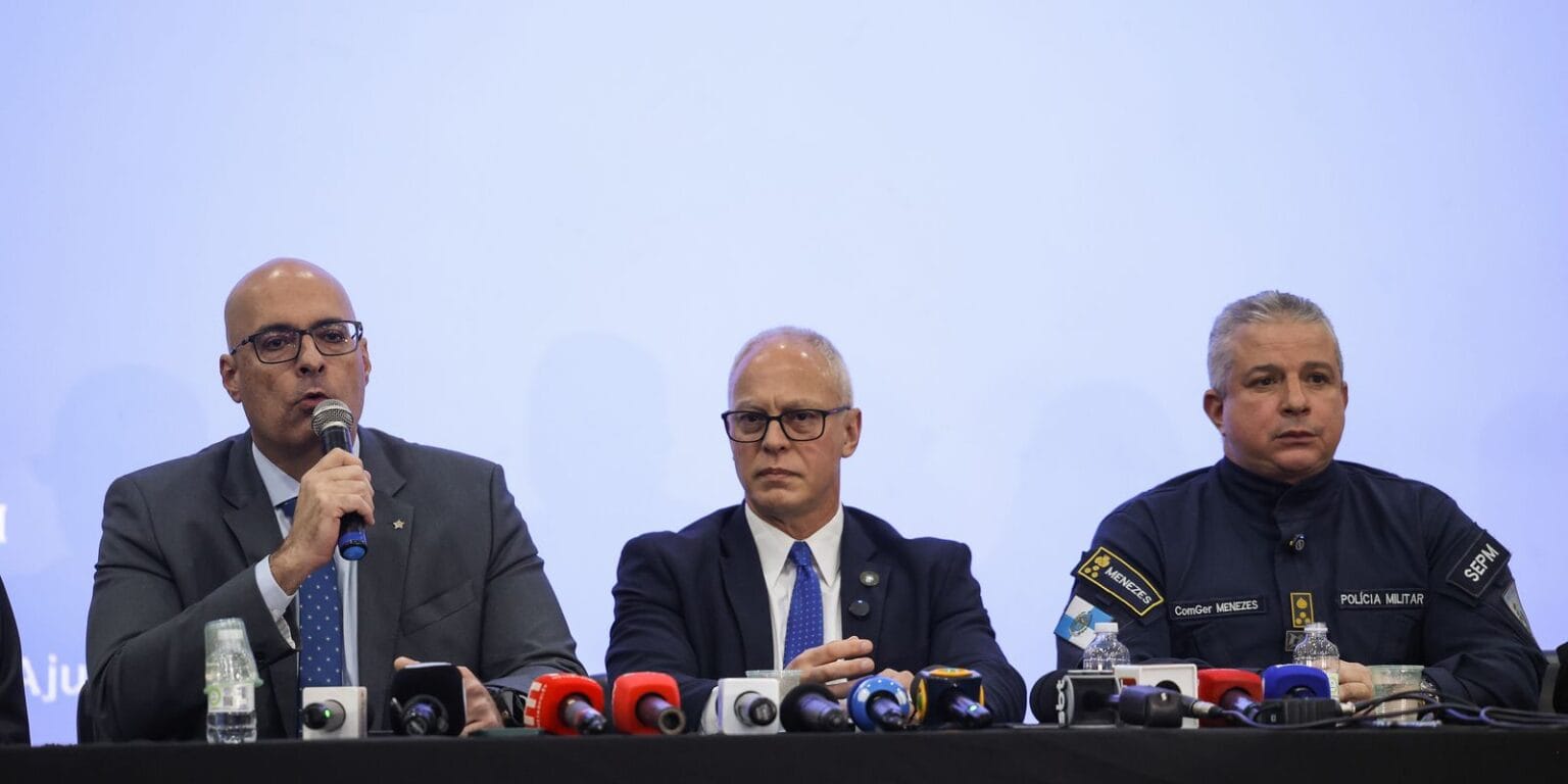 Governo do Rio estima 119 mortes; moradores retiram corpos da mata