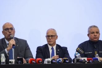 Governo do Rio estima 119 mortes; moradores retiram corpos da mata