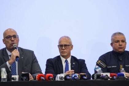 Governo do Rio estima 119 mortes; moradores retiram corpos da mata