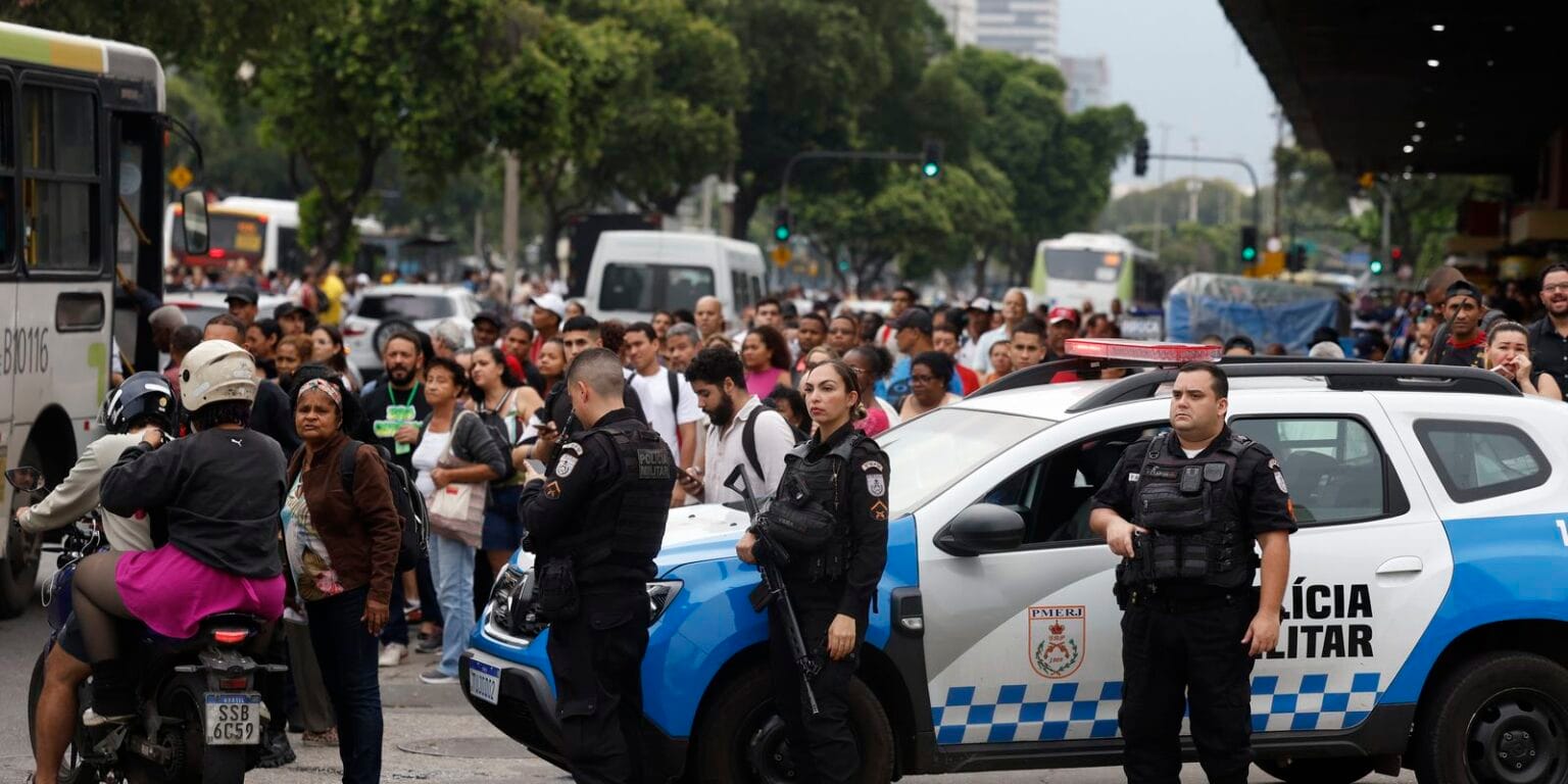 Ação no RJ é cortina de fumaça e expõe população, dizem especialistas| Agência Brasil