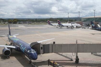 Avião supera ônibus como segundo meio mais comum de viagens pessoais