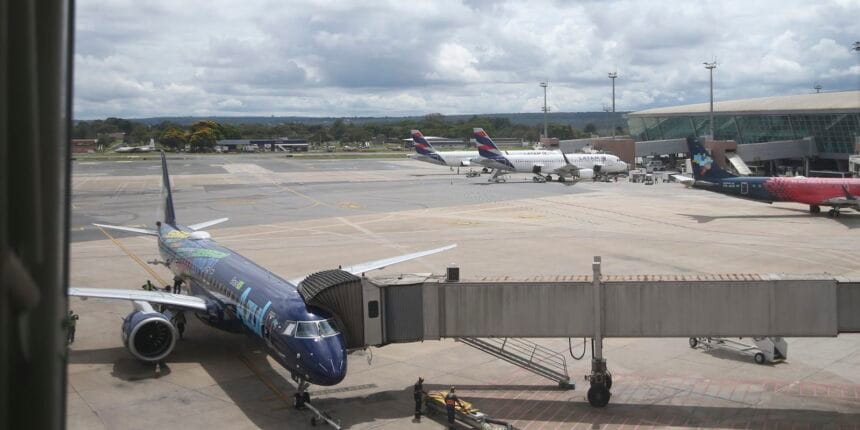 Avião supera ônibus como segundo meio mais comum de viagens pessoais