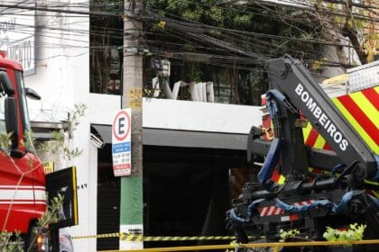 Bombeiros descartam explosão antes de desabamento em restaurante em SP