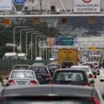 Carro é o principal meio de transporte para o trabalho, diz Censo