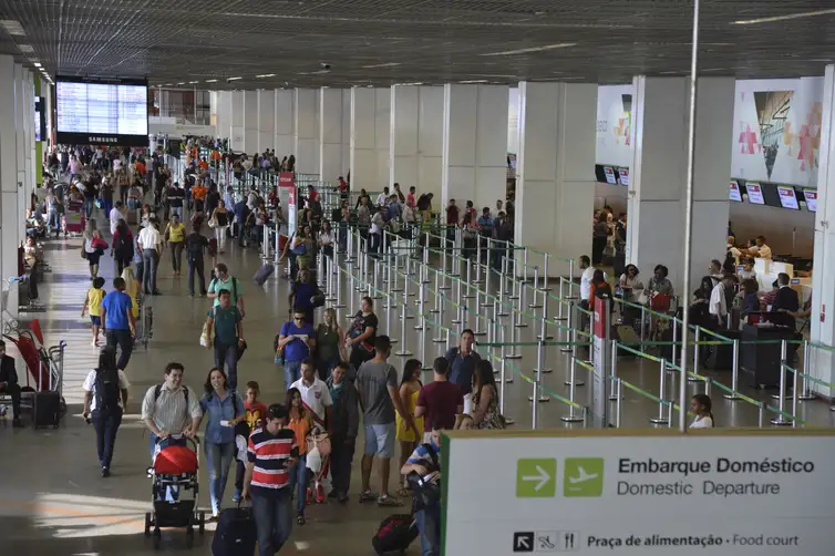 Movimento de passageiros no Aeroporto Internacional Juscelino Kubitschek, em Brasília, nesta sexta-feira (13) de carnaval (Valter Campanato/Agência Brasil)