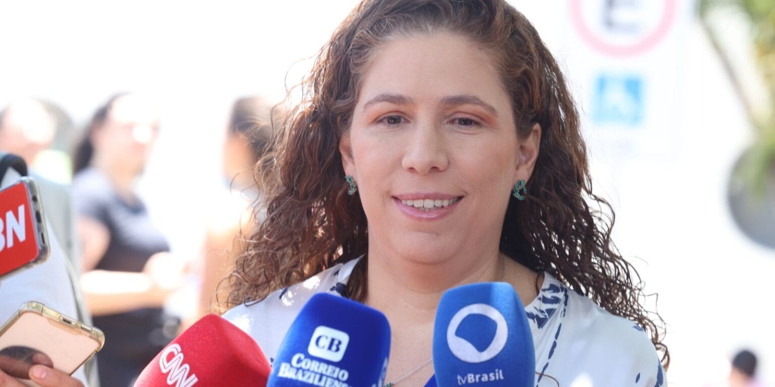 Ministra Esther Dweck aposta em queda da abstenção no CNU