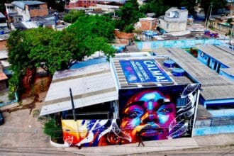 Telhado na Cidade de Deus diz: "Aqui tem crianças, sonhos e famílias"