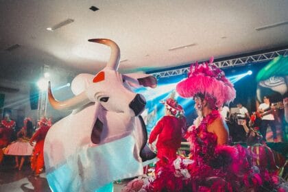 Banzeiro da Esperança chega a Parintins e interage com a cultura dos Bois Caprichoso e Garantido - FAS