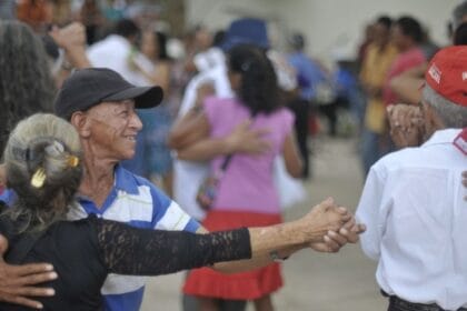 Expectativa de vida no país sobe para 76,6 anos, a maior já registrada