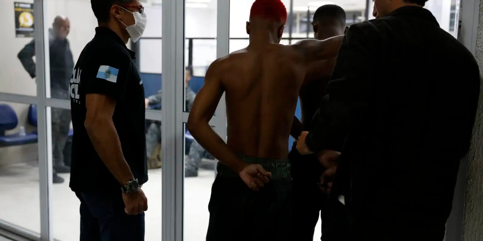 Avenida Brasil é interditada e carros são incendiados no Rio