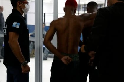 Avenida Brasil é interditada e carros são incendiados no Rio