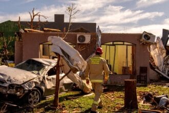 Cidade devastada por tornado tem 2 mil sem luz; 32 seguem internados