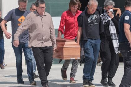 Familiares, amigos e políticos se despedem de Paulo Frateschi na Alesp