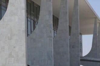 Governo sanciona proibição do uso de linguagem neutra em órgão público