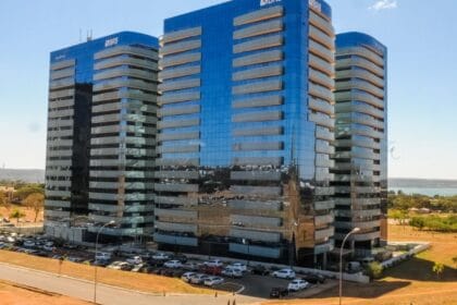 Justiça afasta temporariamente presidente e diretor do BRB