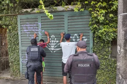 Quase 90% dos casos de condenação por tráfico de drogas no Rio têm como base a palavra do policial