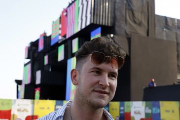 Rio de Janeiro (RJ), 30/12/2025 - Movimentação na praia de Copacabana na véspera da festa de ano novo. O inglês, Cain Dyson, veio ao Rio com amigos para passar a virada do ano.. Foto: Tânia Rêgo/Agência Brasil