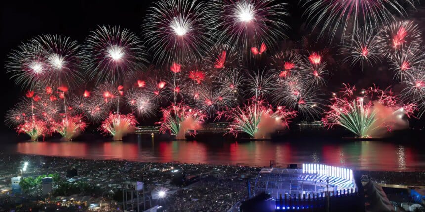 Bombeiros aprovam vistoria de balsas para fogos em Copacabana