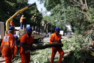 Há dois dias sem luz, moradores de São Paulo se adaptam e protestam