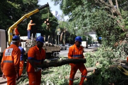 Há dois dias sem luz, moradores de São Paulo se adaptam e protestam