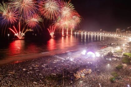 Metrô inicia venda de bilhete para réveillon na praia de Copacabana