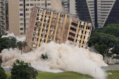 Antigo hotel de luxo, Torre Palace é implodido no centro de Brasília