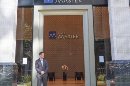 INSS bloqueia repasses a Master por problemas em consignados