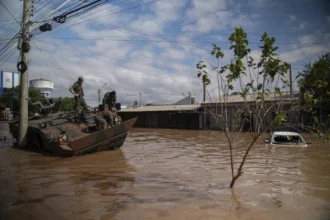 Soldados do Exército em rua inundada de Eldorado do Sul (RS); equipes correram para entregar ajuda às comunidades atingidas antes de novo temporal