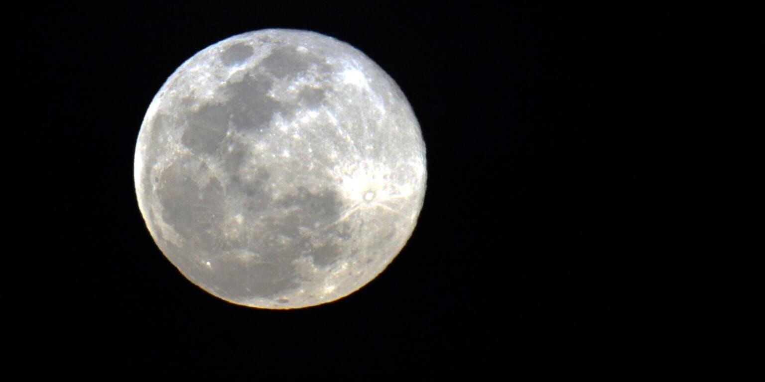 Superlua não aumenta de tamanho, mas se aproxima mais da Terra
