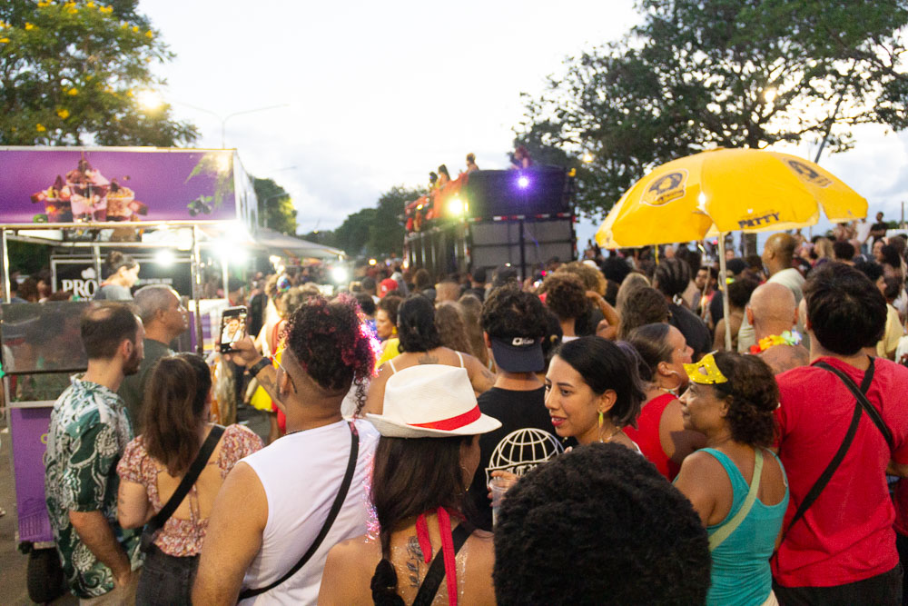 Ambulantes e público atrás do trio elétrico