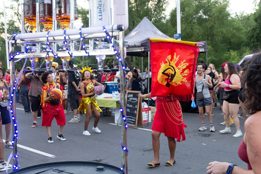 Bloco das Pretas abriu o circuito de quatro dias de blocos de Carnaval durante o feriado em Porto Alegre