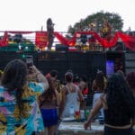 Foliões e ambulantes no Bloco das Pretas, em Porto Alegre