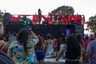 Foliões e ambulantes no Bloco das Pretas, em Porto Alegre