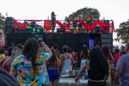 Foliões e ambulantes no Bloco das Pretas, em Porto Alegre