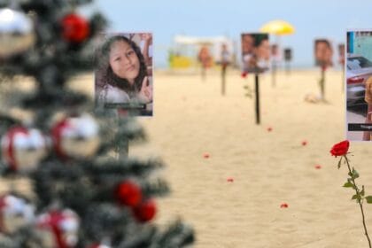 "Carinhoso, sorridente, feliz", diz mãe sobre filho morto por PMs