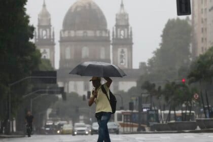 Chuvas intensas no Rio de Janeiro levam ao acionamento da Marinha