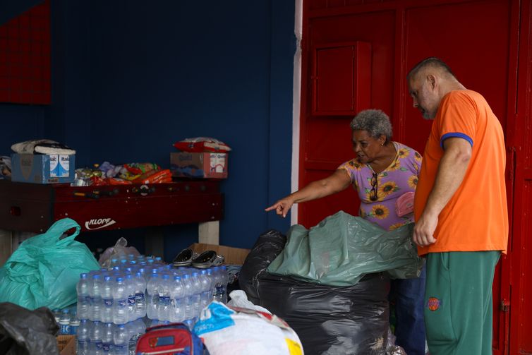 Juiz de Fora (MG), 25/02/2026 –Voluntários recebem doações na Escola Municipal Murilo Mendes, no Alto do Grajaú, em Juiz de Fora. Foto: Tomaz Silva/Agência Brasil