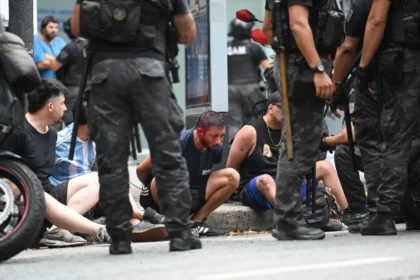 Reforma trabalhista de Milei é aprovada no Senado sob forte repressão aos opositores nas ruas