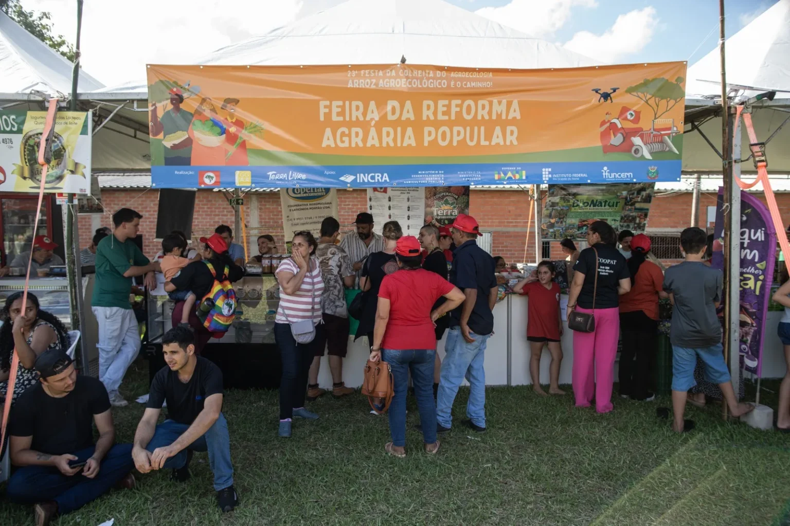 Feira da reforma agrária reúne cooperativas, mulheres e produtores durante a Festa da Colheita em Nova Santa Rita