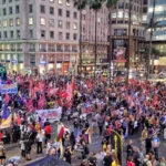 Manifestantes ocupam o centro de Porto Alegre durante marcha que abriu a Conferência Internacional Antifascista