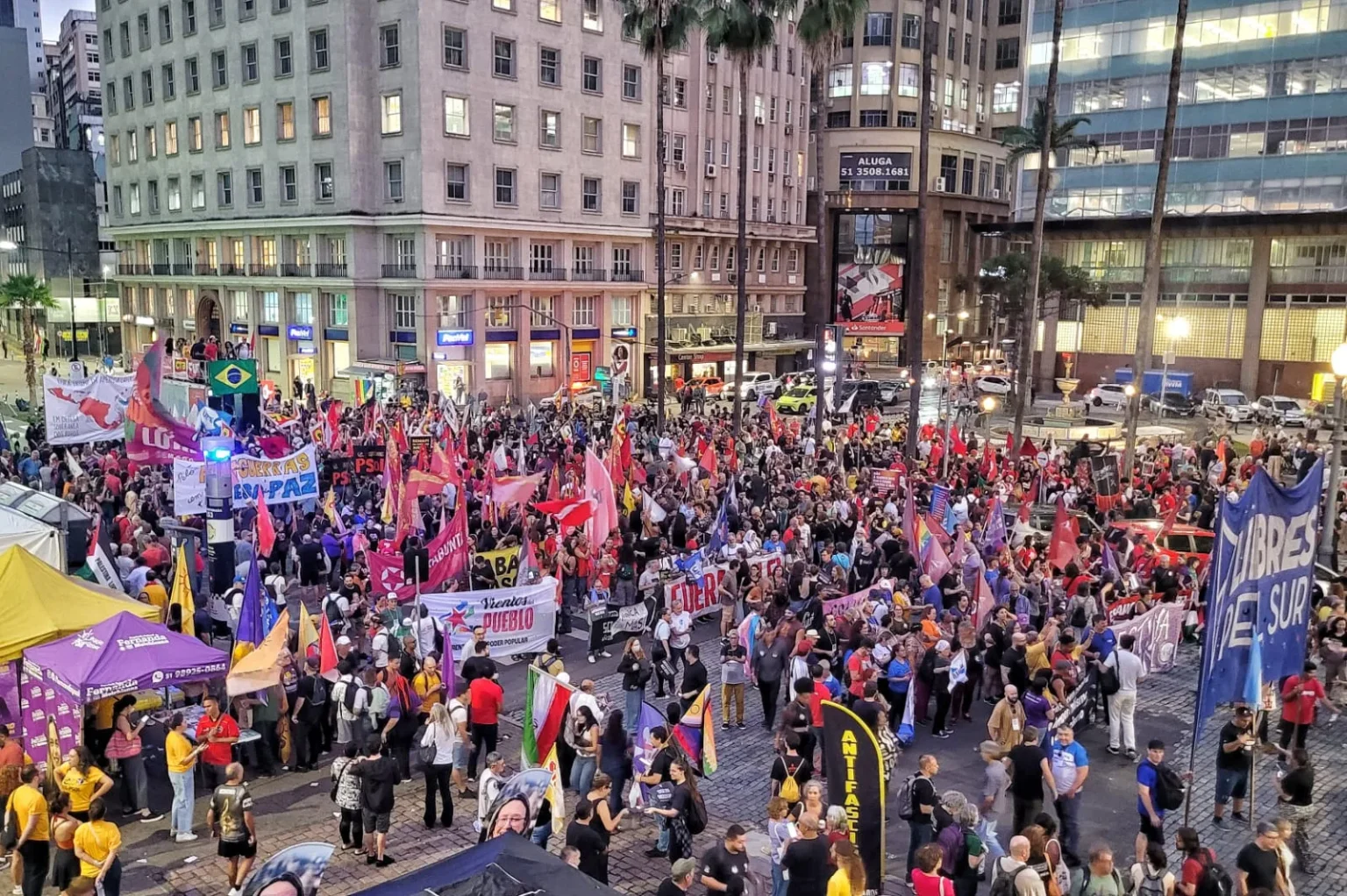 Manifestantes ocupam o centro de Porto Alegre durante marcha que abriu a Conferência Internacional Antifascista